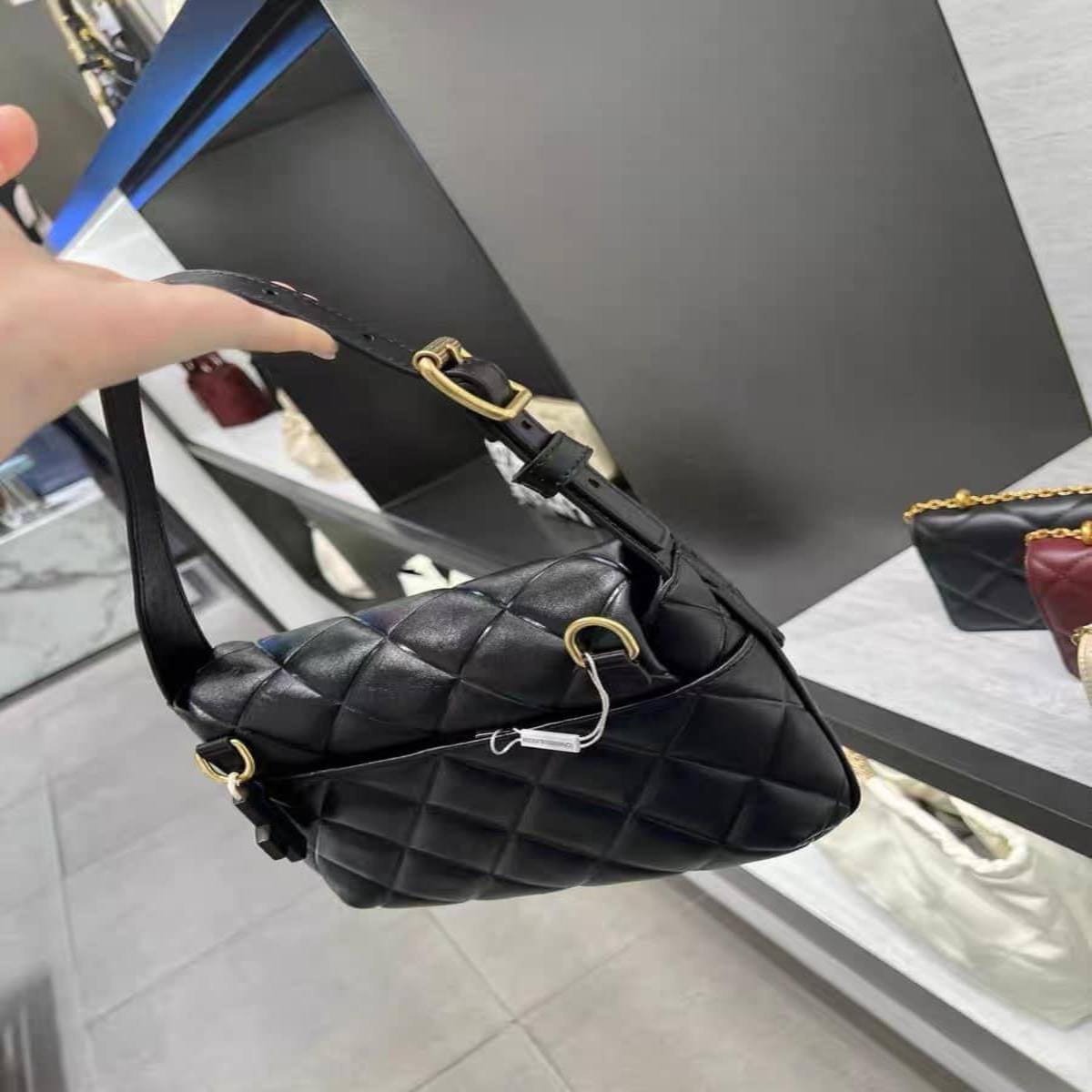 Túi CNK Swing Quilted Chain Handle Bag Đen Nhám Túi CNK Swing Quilted Chain Handle Bag Đen Nhám